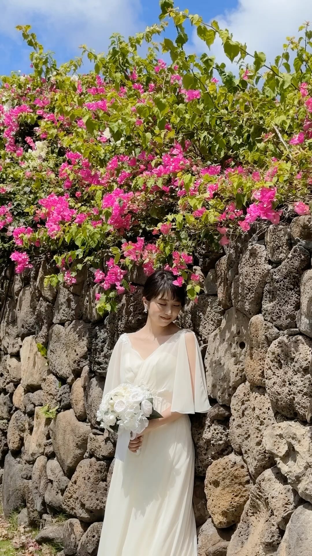 ハワイの太陽の下でブーゲンビリアのように愛が咲き誇る 
Love blooms like bougainvillea in the Hawaiian sun  Wedding by @couturenaoco_wedding_hawaii 
@eines_waikiki_leia